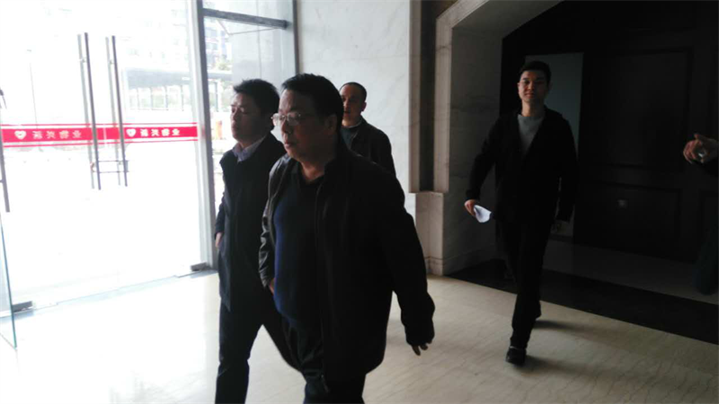集團公司總經理萬先逵、副總經理周志宏一行親臨利民佳苑小區(qū)現(xiàn)場指導工作
